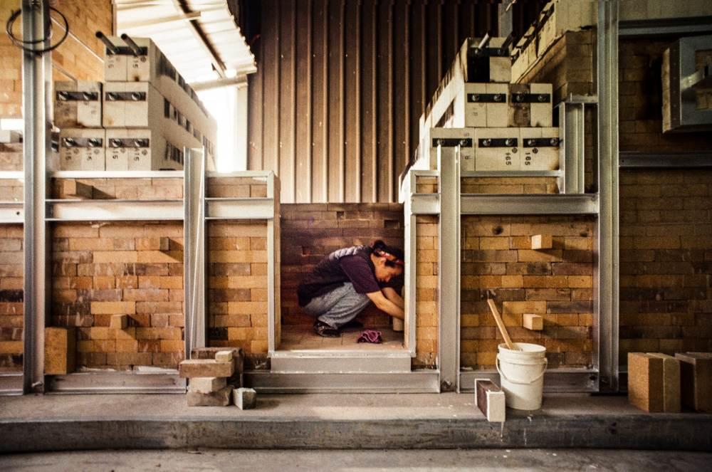 林嘉欣於井陶瓷藝術中心柴窯排窯中