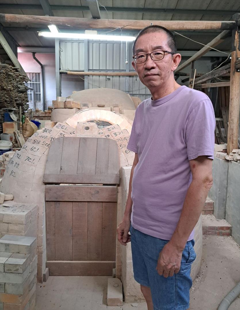 阮俊隆在自築登窯前