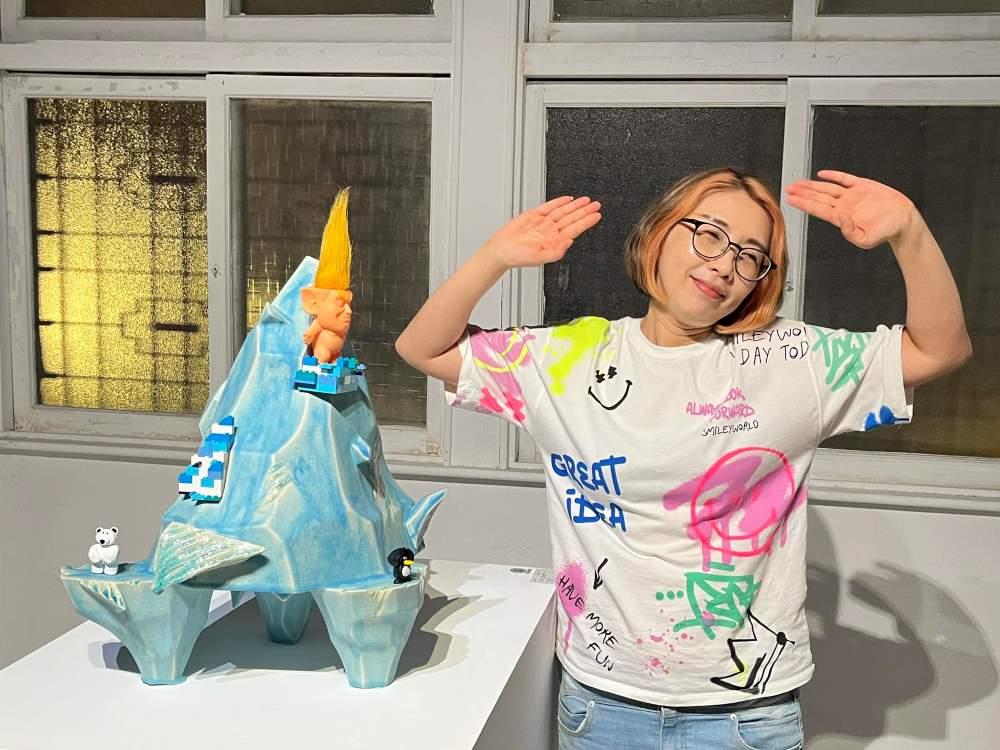 葉怡利，A23a 02– 川普  企鵝，陶瓷、塑膠玩具，2025。揶揄怒髮衝冠的川普，讓觀者不禁宛爾一笑，十分有趣，也格外無奈。