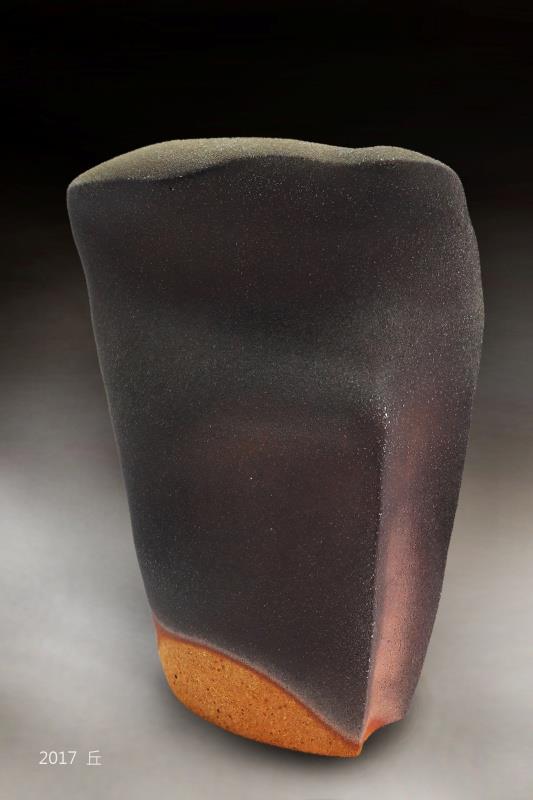 連炳龍　生命迴旋　2016　柴窯(還原燒)1235°C、土片成形、熟料土　56×35×26cm