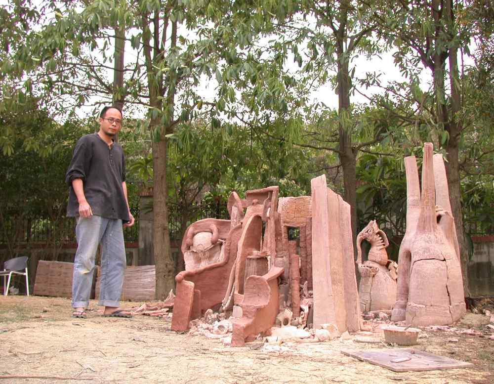 張和民與其碩士畢業個展「原生」現地創作作品合影