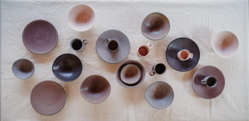 魂生製器　「魂之曉」系列餐具　2025　日本瓷土、藕紫冰裂釉彩系列(含再生石材)；電窯1230℃　盤22×4.5cm、異形高足碗18×7cm、∞緞帶杯（高）7.5×9cm（攝影／李尚謙）