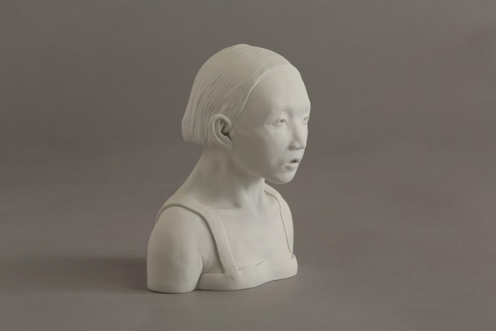０6呂巧智　人仌从众1／100　2020　白瓷　15×12×17cm