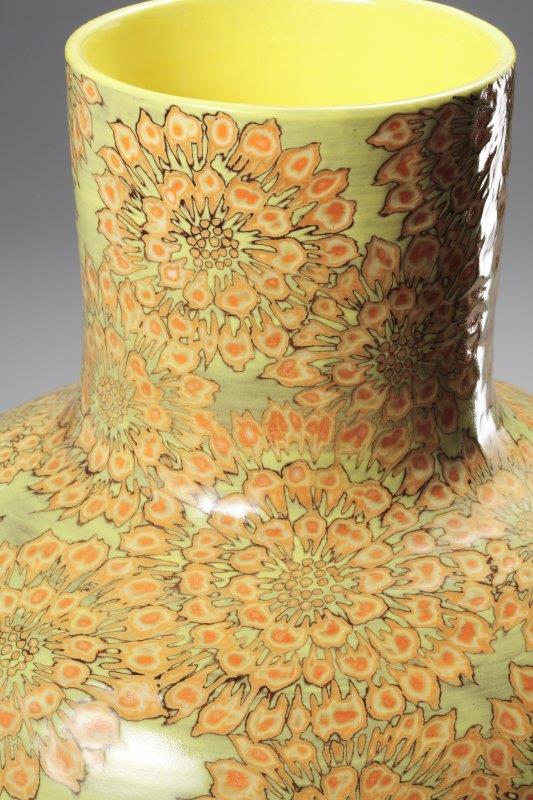 蘇世雄，雕釉黃底團花紋天球瓶（作品局部），2007，Ø40.5×35cm（圖片／家屬提供） 