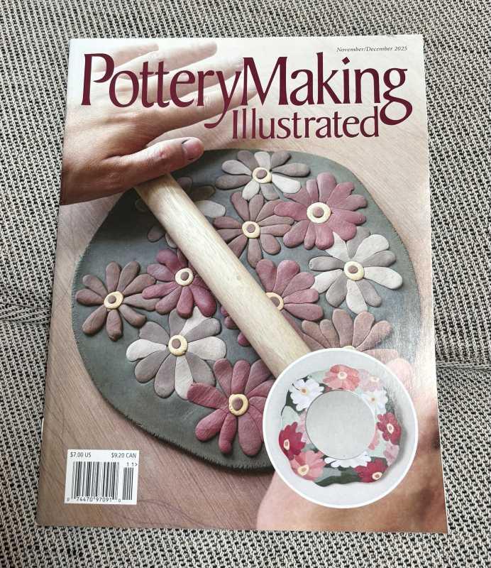 蔡佳曈2025年受美國陶藝雜誌《Pottery Making Illustrated》邀請，分享她的創作想法與陶瓷掛鏡製作流程，作品製作圖片也成為2025年11、12月號的封面。