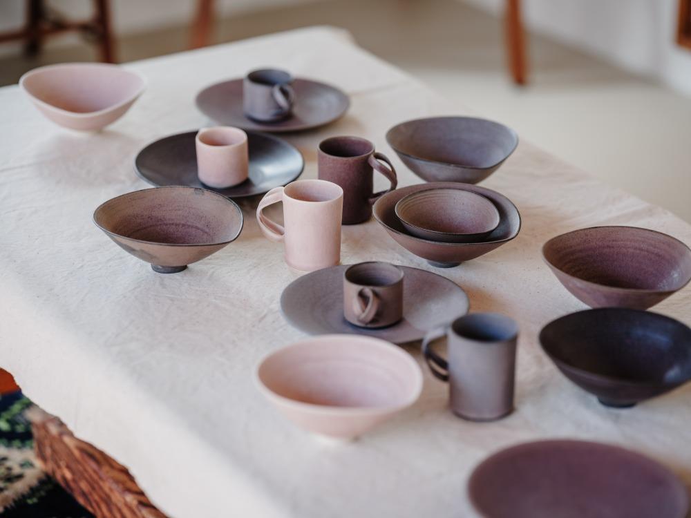 魂生製器　「魂之曉」系列餐具　2025　日本瓷土、藕紫冰裂釉彩系列(含再生石材)；電窯1230℃　盤22×4.5cm、異形高足碗18×7cm、∞緞帶杯（高）7.5×9cm（攝影／李尚謙）