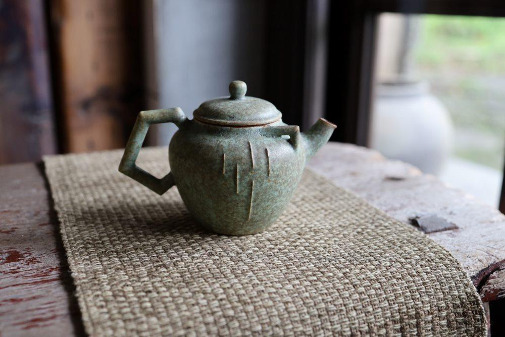 李賢治　青銅茶壺　2023　半瓷土　11x7x7.5㎝