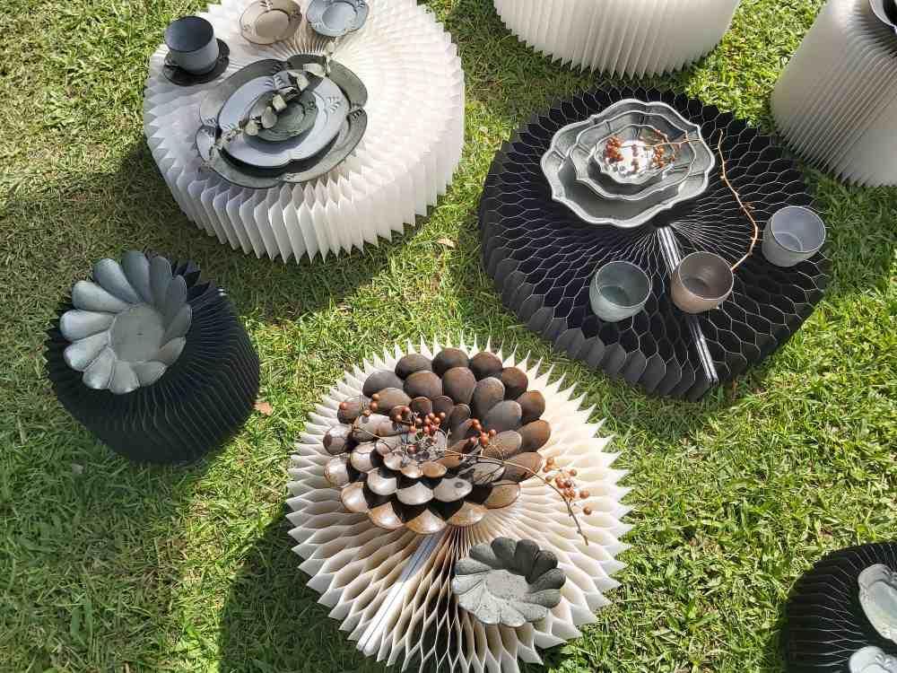 魂生製器　「生之禮讚」系列　2020—2023　台灣陶土、日本信樂黑化妝土、繡黃釉、苔綠釉、鐵黑釉、霧白釉；泥板手工石膏塑形、電窯1230℃　最大件28 ×4.5cm（攝影／莊秀玲）