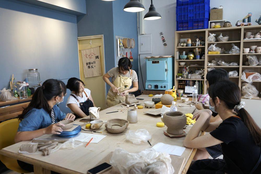 魚室工坊上課為8人以內小班制，從成型方法到裝飾技法、上色方式，都是扎實的教給學生