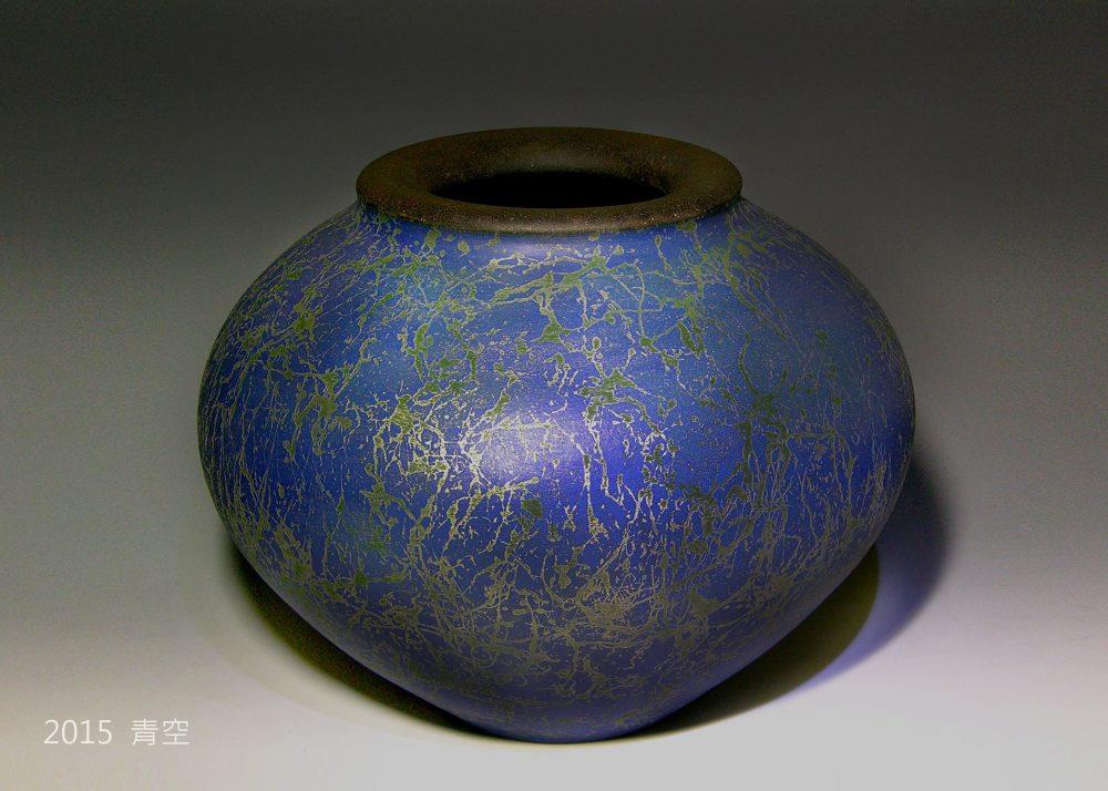 連炳龍　青空　2015　電窯(還原燒)1235°C、描金、拉坯成形、化妝土　50×直徑46cm