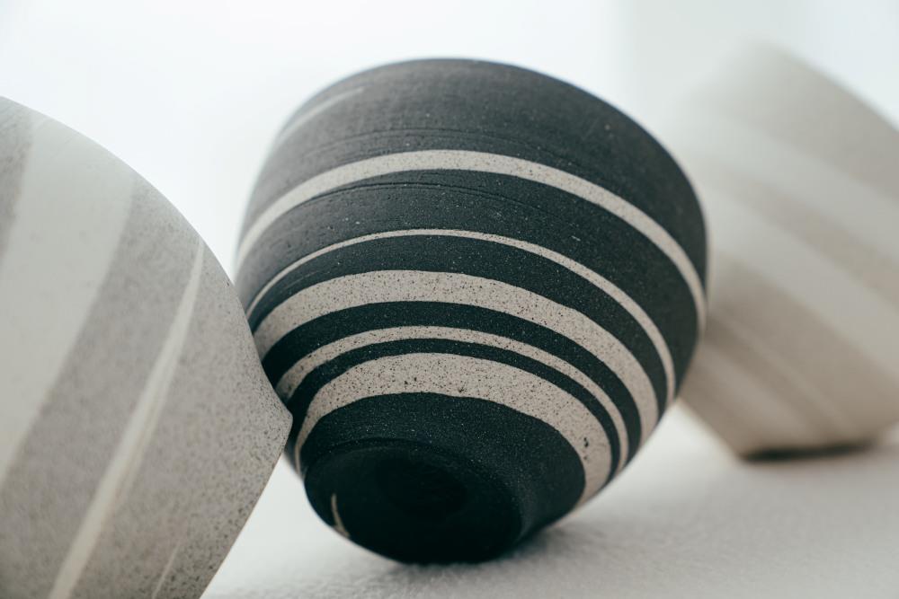 魂生製器　「大器氤氳」系列　2019—2025　日本瓷土、信樂黑土、花蓮再生石材土；絞胎、薄胎技法、電窯1230℃　杯：9×8(cm（攝影／陳佩芸）