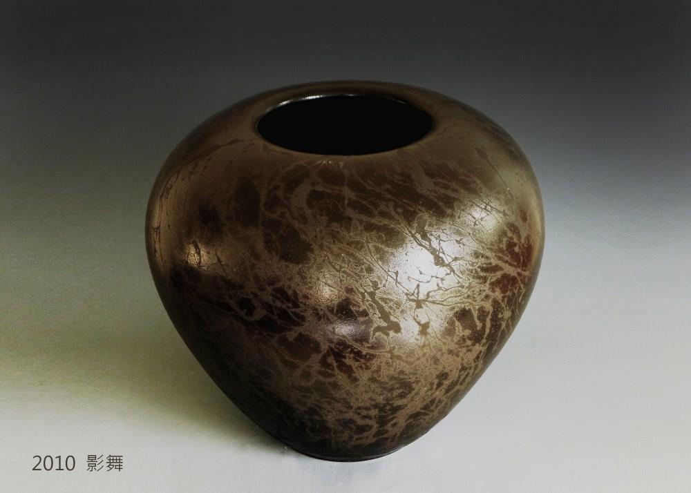 連炳龍　影舞　2010　電窯(還原燒)1230°C、拉坯成形、化妝土　55×直徑46cm