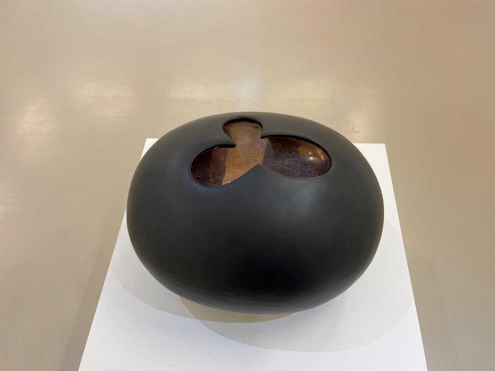 郭旭達，無題20—07，2021，陶、金屬釉、釉上金彩，25x36x26cm