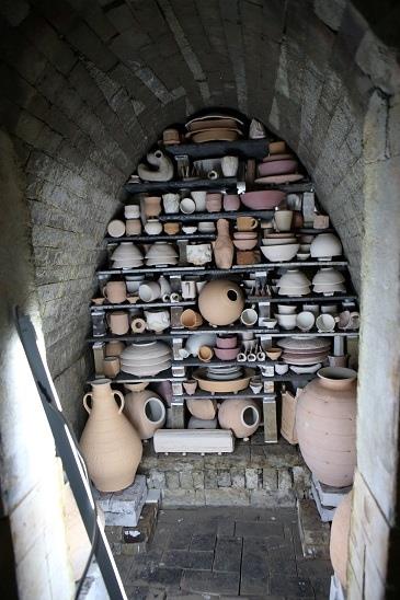 2020年南藝大穴窯第一階排窯情形（圖片提供／吳孟哲）