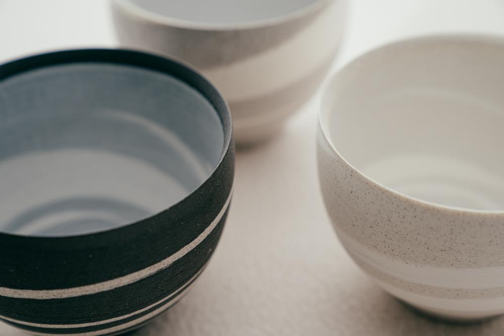 魂生製器　「大器氤氳」系列　2019—2025　日本瓷土、信樂黑土、花蓮再生石材土；絞胎、薄胎技法、電窯1230℃　杯：9×8(cm（攝影／陳佩芸）