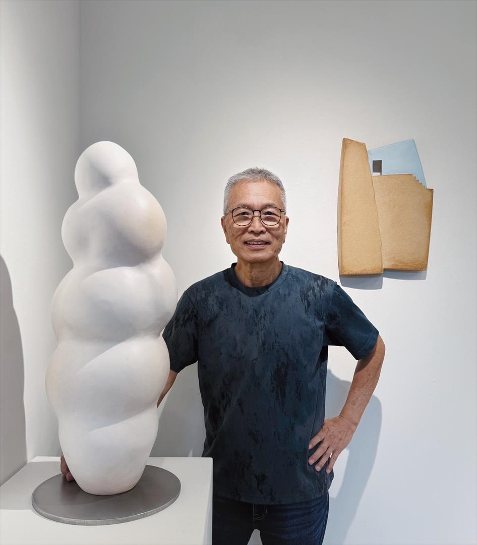 劉鎮洲與作品直立雲，於迷風景個展展場