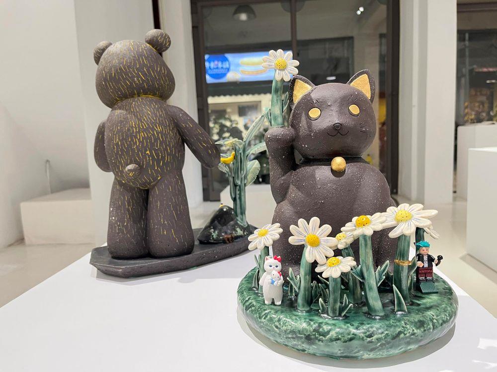 葉怡利，(右前作品)GarDen、 (左後作品)黑熊愛香蕉，陶瓷、塑膠玩具，2025。
