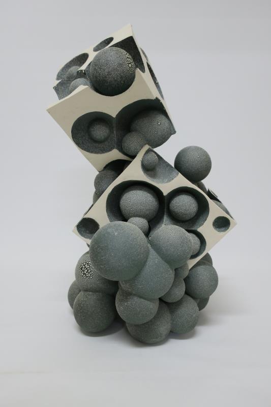 張耀昌　凹凸行1　2021　陶瓷　33×30×50 cm