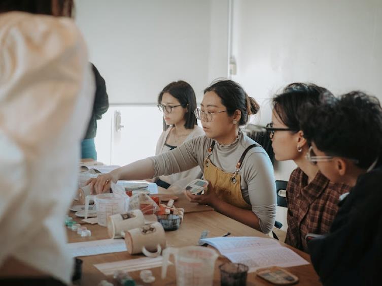 帶同學一起上釉彩課，分享做陶的快樂