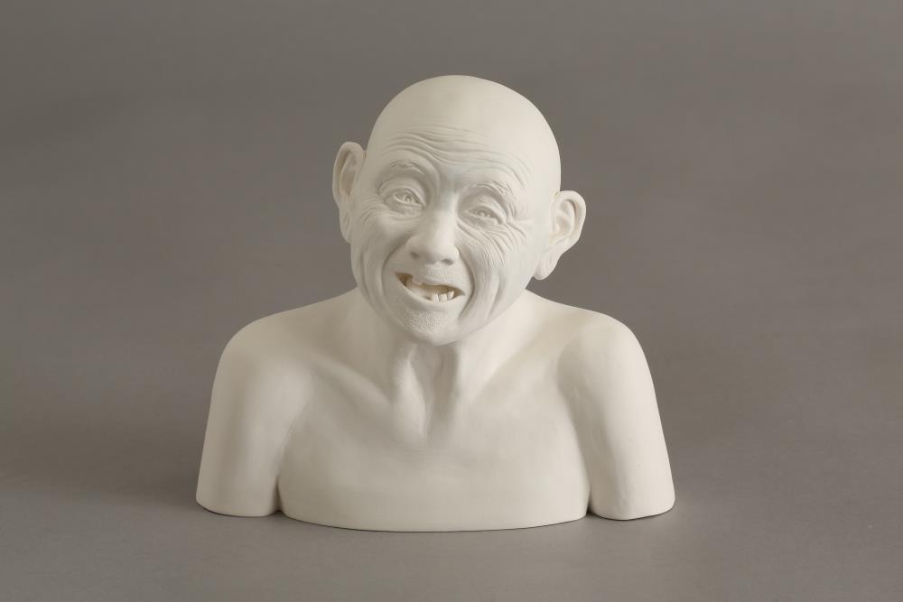 ０7呂巧智　人仌从众9／100　2020　白瓷　15×12×17cm