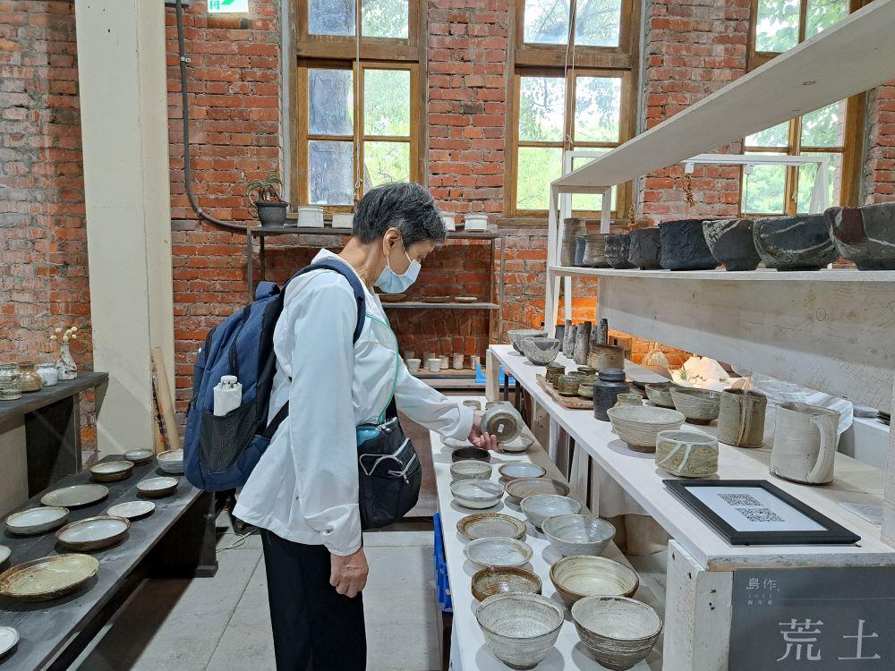陶藝家楊文霓於陶作集觀賞「荒土社」品牌的作品