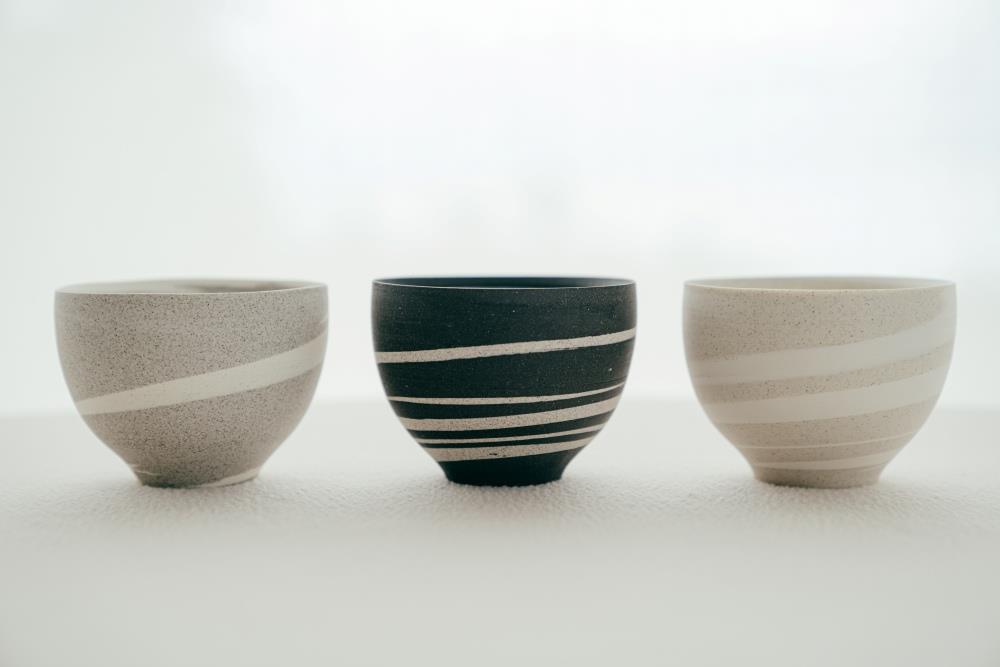 魂生製器　「大器氤氳」系列　2019—2025　日本瓷土、信樂黑土、花蓮再生石材土；絞胎、薄胎技法、電窯1230℃　杯：9×8(cm（攝影／陳佩芸）