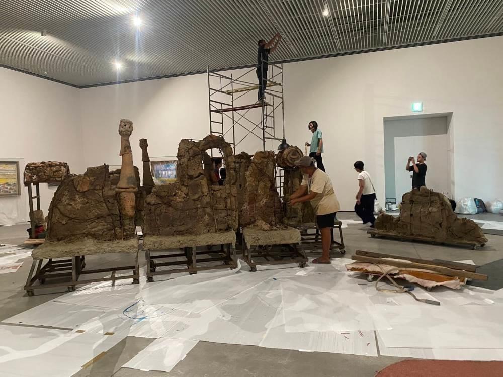 進入臺南美術館佈展的組裝過程