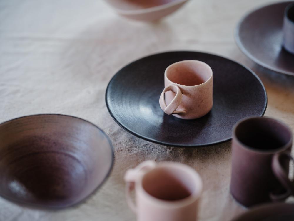 魂生製器　「魂之曉」系列餐具　2025　日本瓷土、藕紫冰裂釉彩系列(含再生石材)；電窯1230℃　盤22×4.5cm、異形高足碗18×7cm、∞緞帶杯（高）7.5×9cm（攝影／李尚謙）