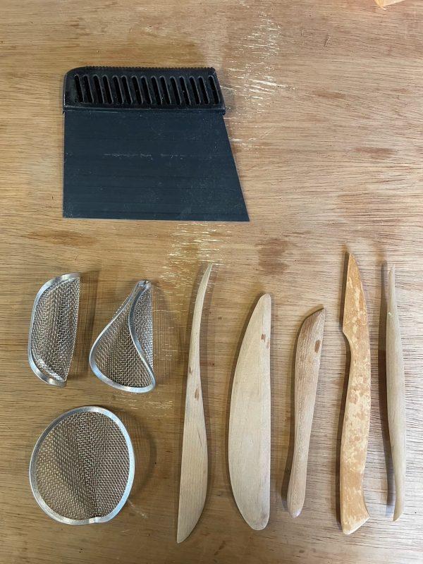工具研發與改良_各種木刀組.下左為鋼網土坯修飾器