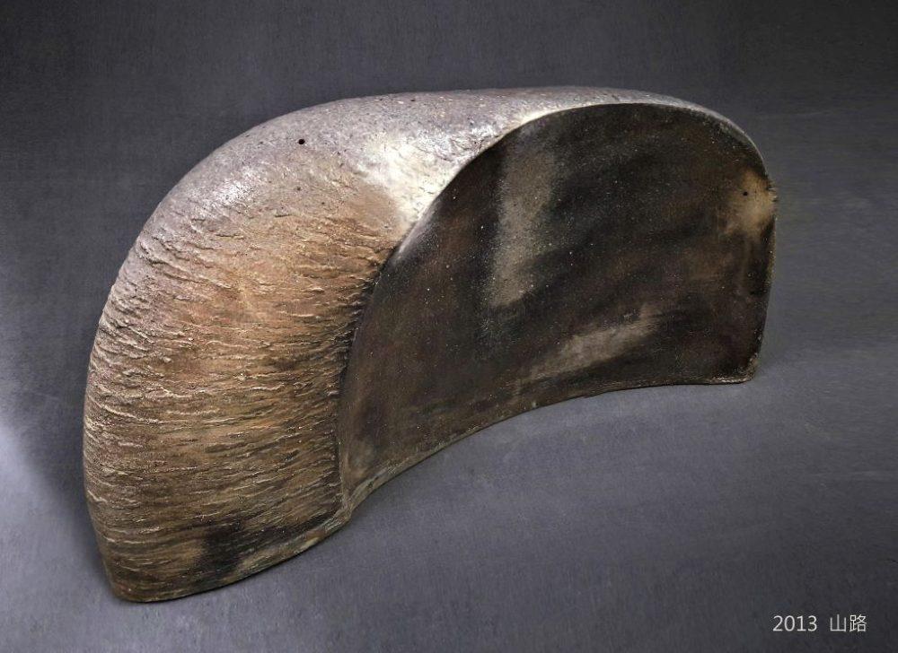 連炳龍　山路　2013　柴窯1240°C、土片成形　40×28×76cm