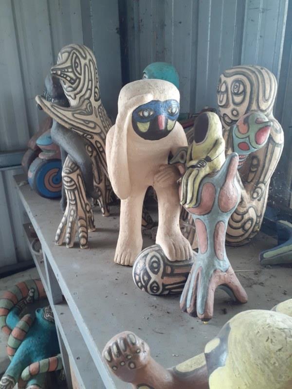 工作室櫃架上的作品