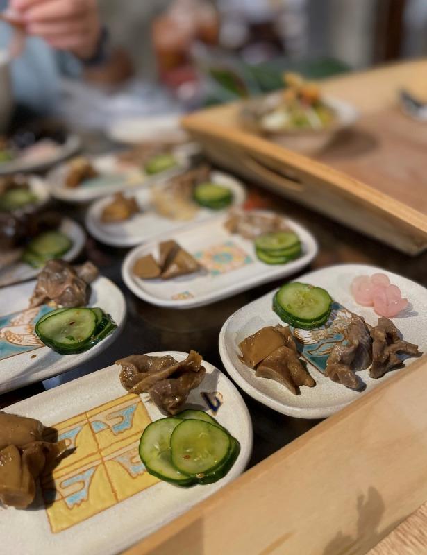 用我們自己設計的餐盤舉辦鹿港小吃宴，實踐手作陶器與傳統小吃的結合