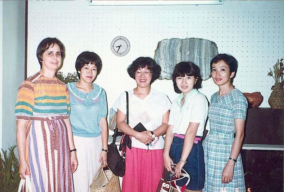 1984年醉陶展於千巨藝廊展場，圖中為蕭麗虹