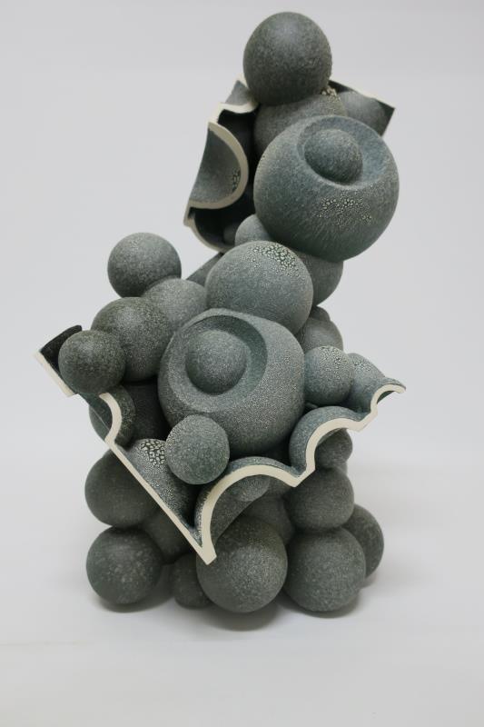 張耀昌　凹凸行1　2021　陶瓷　33×30×50 cm