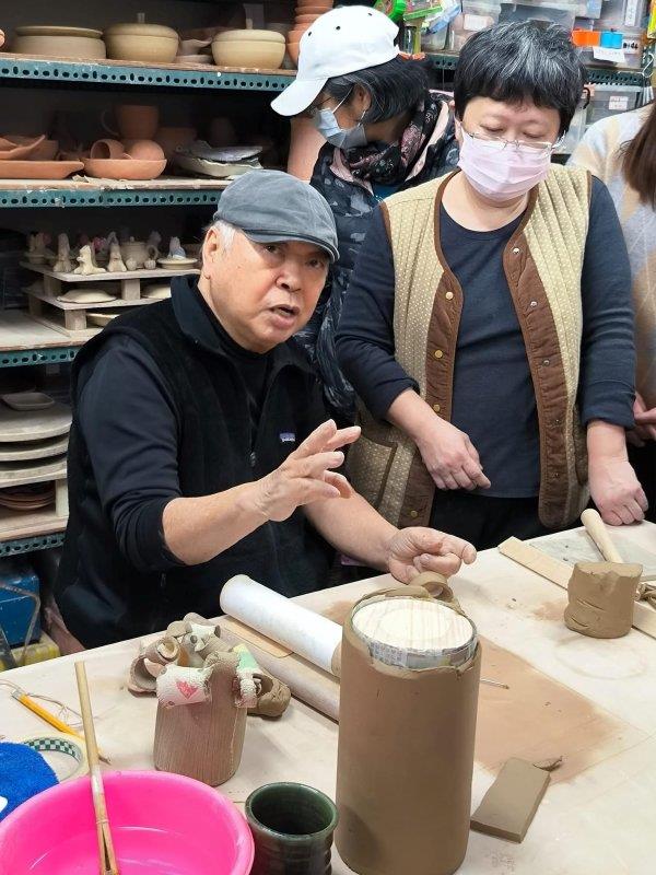 八里工作室活動，李亮一講說示範倩如協助。