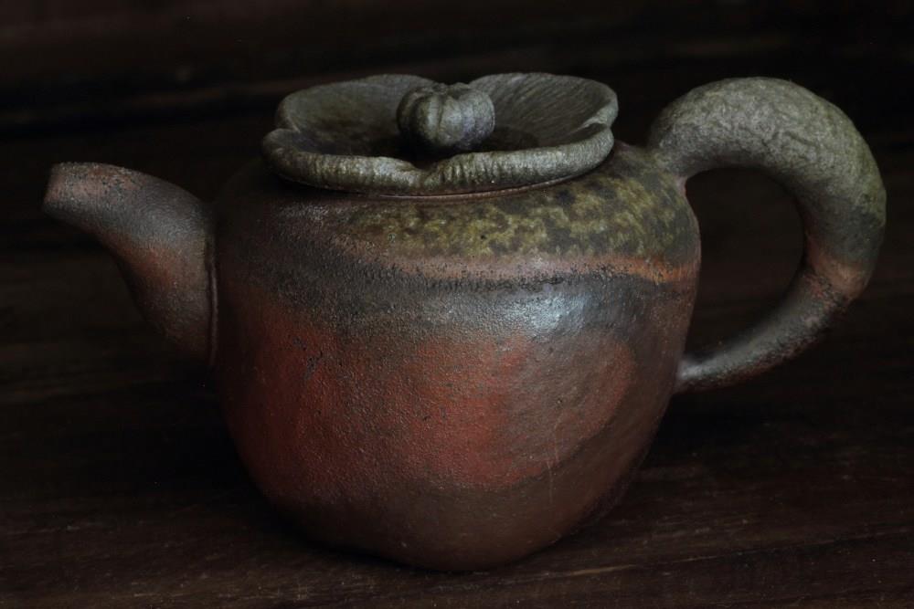 李懷錦　手捏柿子柴燒壺　2015　14.6×8.3×8.1cm　由合掌窯燒製（李懷錦提供）