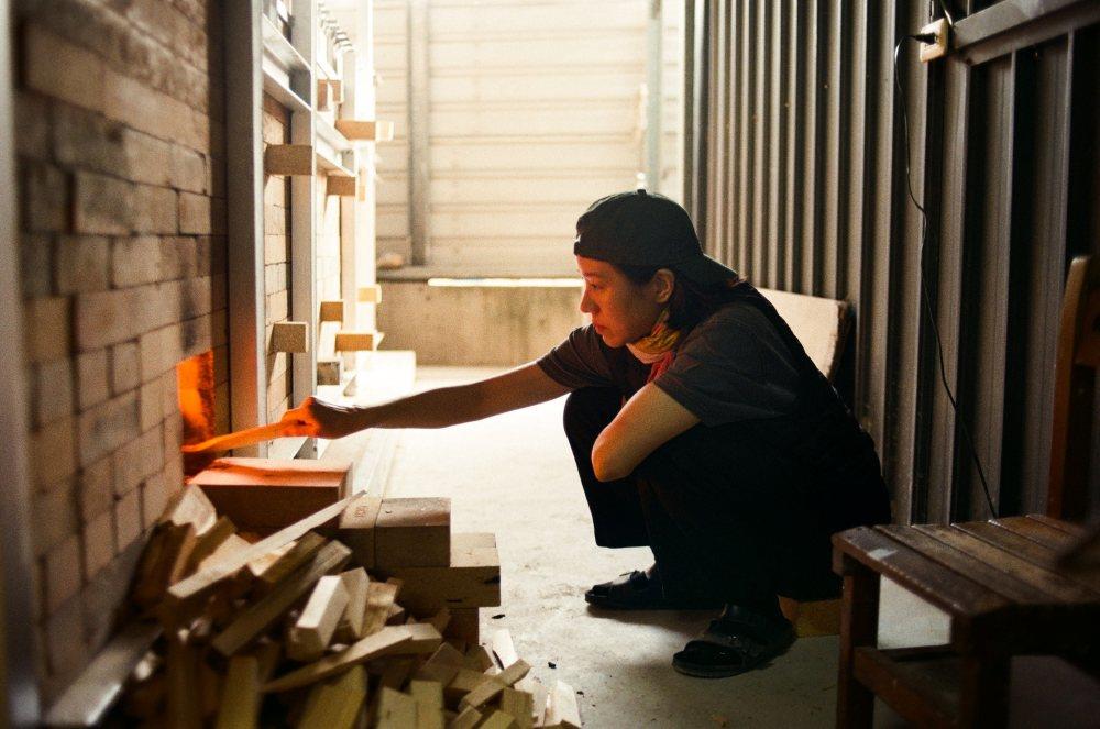 林嘉欣於井陶瓷藝術中心柴窯燒窯中