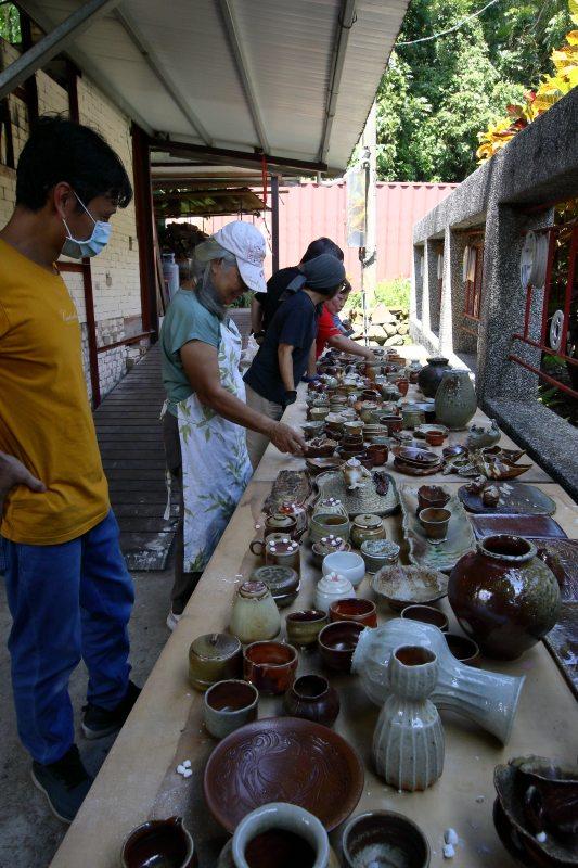 2025年9月寶來窯第二室蘇打燒作品出窯。(李懷錦提供)