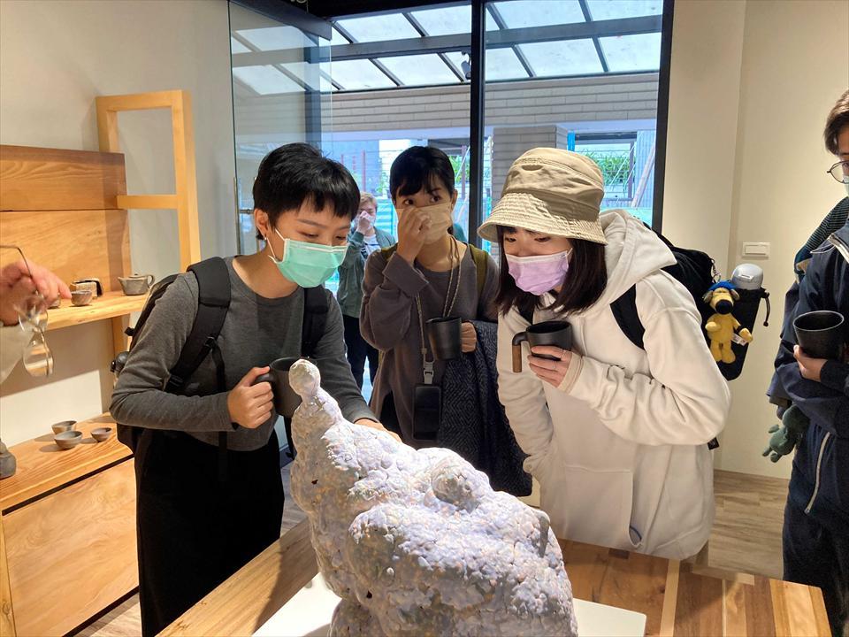 一間藝廊定期舉辦作品