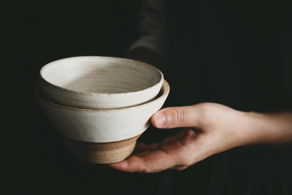 魂生製器　「日日伴你」系列　2019—2022　台灣鐵斑陶土、白化妝；電窯1230℃　13.5×7cm（攝影／陳佩芸）