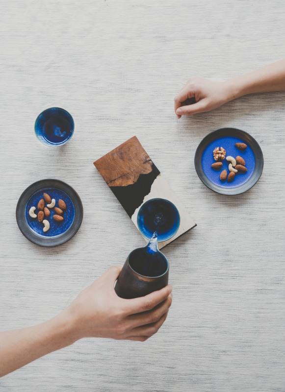 魂生製器　「夜幕星河」系列　2018—2020　台灣白陶泥、寶藍結晶釉、金屬銅釉；薄胎技法、電窯1230℃　分享壺9×12cm（攝影／陳佩芸）