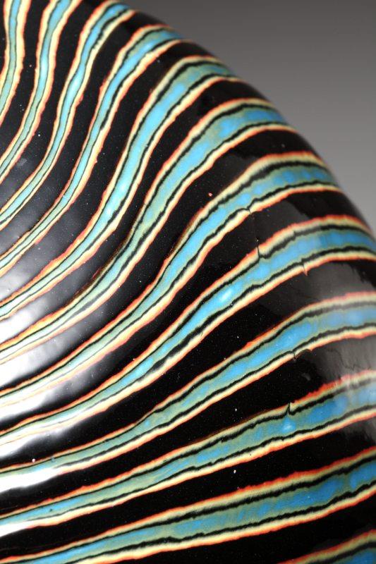 蘇世雄，雕釉黑底斜紋罐（作品局部），2011，Ø54×30cm（圖片／家屬提供）