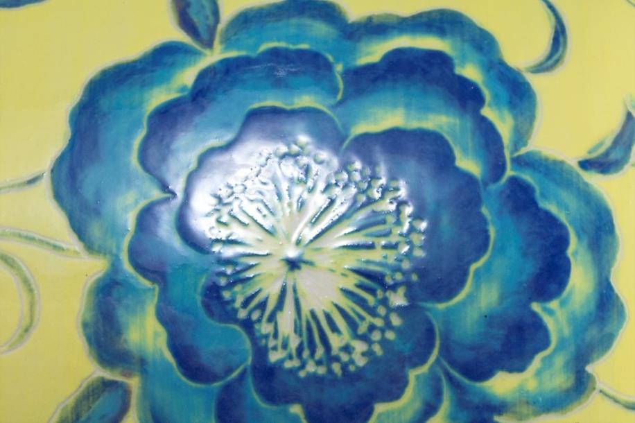 蘇世雄，雕釉黃底纏枝花紋瓶（作品局部），2011，Ø29x Ø43.5cm（圖片／家屬提供）