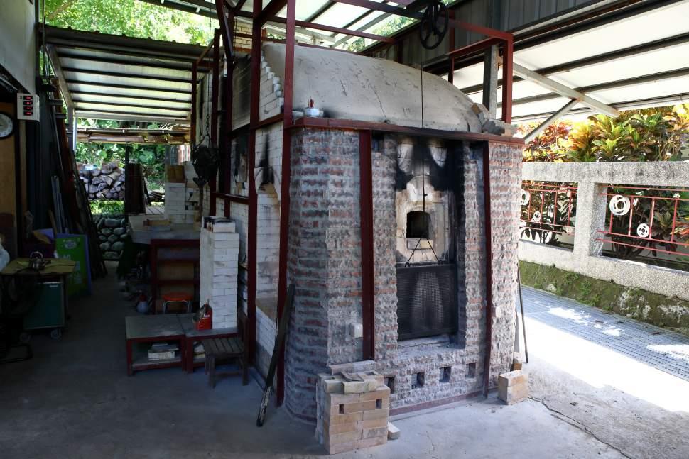 2024年建於高雄市六龜區寶來里檨仔腳文化共享空間裡的寶來柴窯。（李懷錦提供）