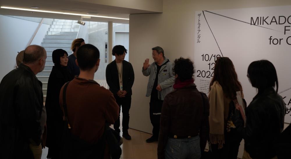 2024年11月張清淵帶領南藝術大學應用藝術研究所陶瓷組研究生與校友進行日本陶瓷見學旅，於京都市京瓷美術館與館內策展人就當代藝術進行交流。(攝影/馬嘉伸)