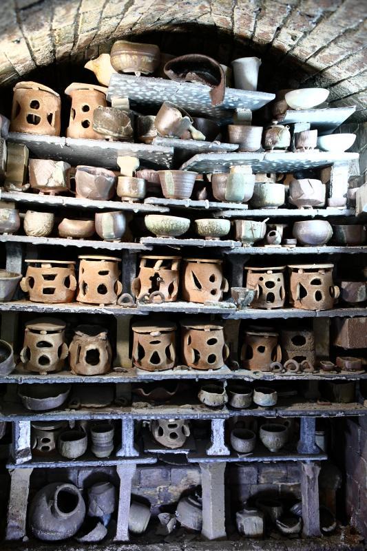 合掌窯作品排窯，準備點火燒窯。茶壺作品放入自製窯道具內一起入窯燒製。（李懷錦提供）