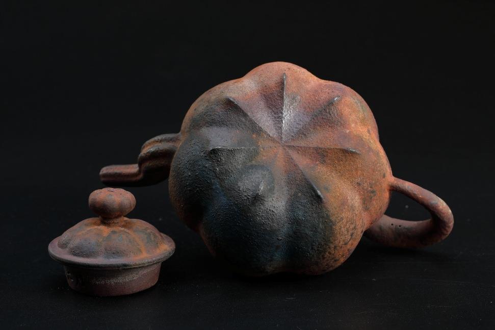 李懷錦　手捏七辦柴燒壺　2018　15×9×8.5cm　底部樣貌　裝於自製窯道具內、於合掌窯燒製（李懷錦提供）