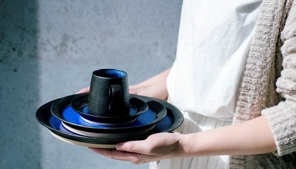 魂生製器　「夜幕星河」系列　2018—2020　台灣白陶泥、寶藍結晶釉、金屬銅釉；薄胎技法、電窯1230℃　最大件30×2.5cm（攝影／方凱平）