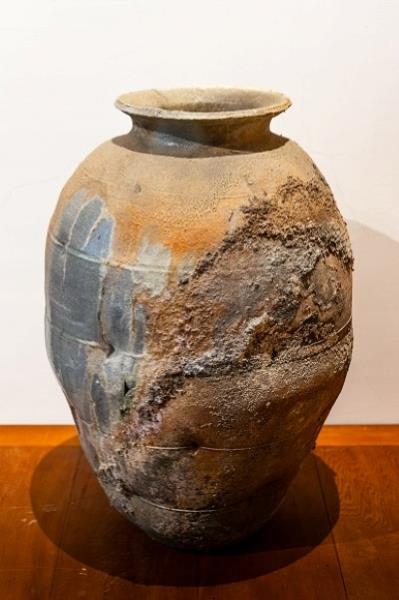 吳孟哲　花器　2019　45 x 65cm（攝影／馬嘉伸）　以穴窯裸燒七天；攝氏1326（溫錐12）；燒製時放於投材口左右兩側，使作品悶一半的碳床高度，呈現漸層效果。