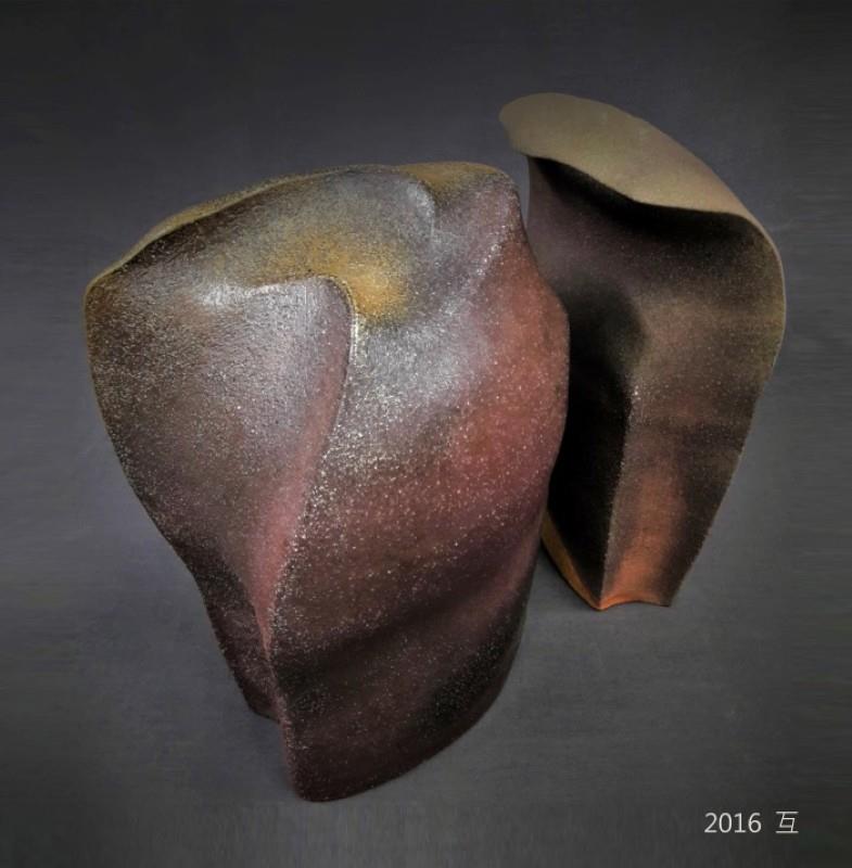 連炳龍　互(組件)　2016　柴窯(還原燒)1240°C、土片成形、熟料土　54×33×65cm